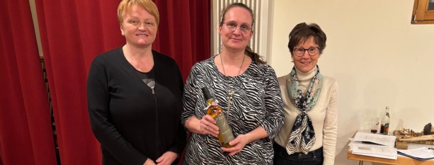 Katharina Czoppik und Christina Scherzberger danken der Referentin Carolin Ploner